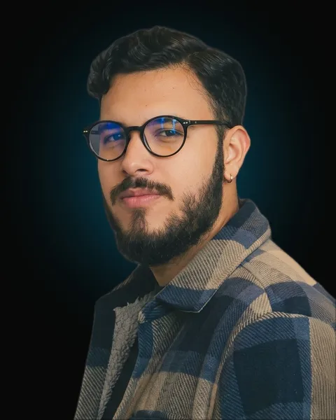 Retrato de David García, fundador y CEO de DGB Creations